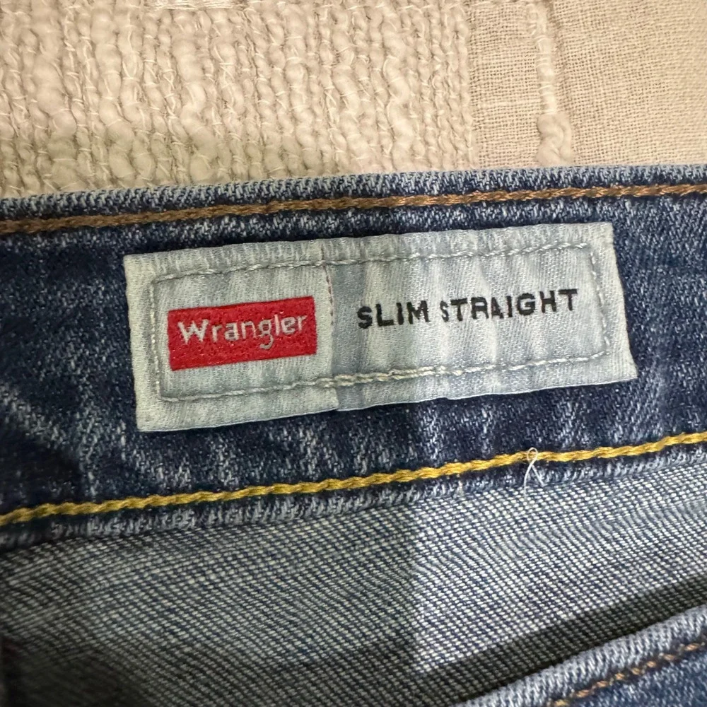 Wrangler Premium Quality Mens Slim Straight Jeans 42x30 Medium Wash Utility Blue